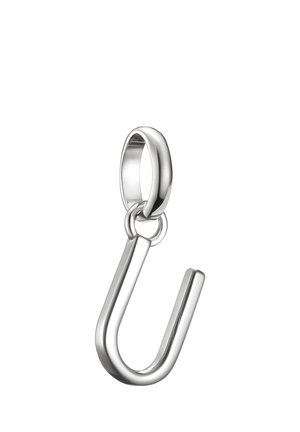 Silberner, metallischer Anhänger in Form eines Haken mit glatter, polierter Oberfläche, der an einer abgerundeten Öse hängt.