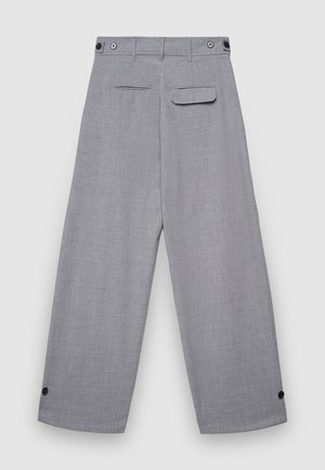 Hellgraue, weit geschnittene Hosen aus strukturiertem Stoff, mit zwei Gesäßtaschen, vorderen Knopfverschlüssen und Druckknöpfen an den Manschetten.
