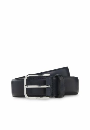 Cinturón de cuero negro con hebilla rectangular plateada, enrollado con la hebilla hacia adelante sobre un fondo blanco.