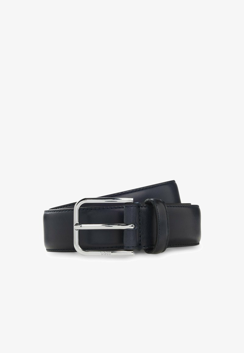Cinturón de cuero negro con hebilla rectangular plateada, enrollado con la hebilla hacia adelante sobre un fondo blanco.