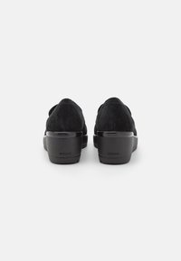 Geox Kotníkové boty na klínu - black