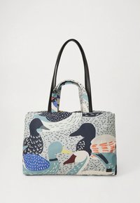 Handlenett med et mønster av ender i blått, grønt og svart på lyst stoff med svarte syntetiske håndtak. Kompakt form med glidelåslukking.