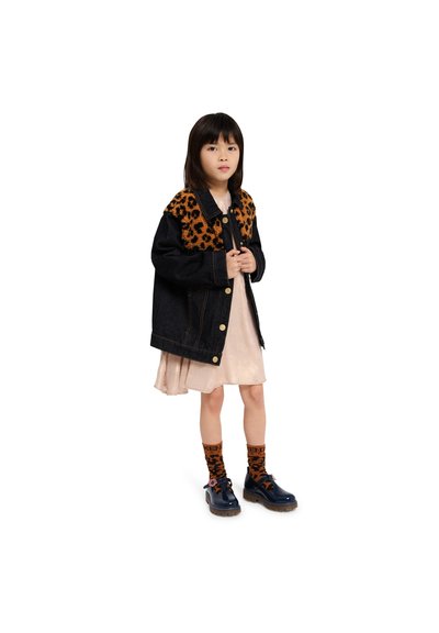 Veste en denim avec un col en imprimé léopard, associée à une robe légère et des chaussettes à motifs. Les chaussures sont des sabots bleus avec une semelle beige et des accents décoratifs.