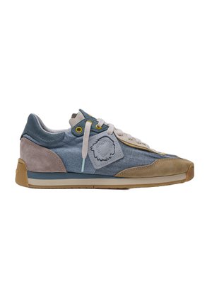 Zapatilla informal de perfil bajo en azul y beige con detalles en ante, cordones blancos, parche con logo cosido y suela de goma, vista desde un costado.