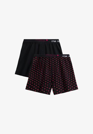Dwie pary męskich bokserek: jedna w jednolitym czarnym kolorze z zapięciem na guziki, druga czarna z małym wzorem czerwonych serduszek, obie z elastycznymi pasami z logo.