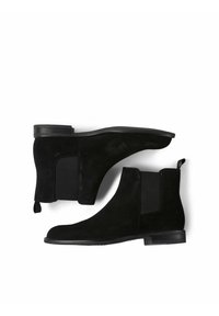 Czarne zamszowe botki za kostkę z elastycznymi panelami bocznymi i pętelką z tyłu; płaska gumowa podeszwa z lekkim obcasem.