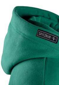 Grüne Kapuzenjacke mit weicher Textur, ausgestattet mit einer doppellagigen Kapuze und einem schwarzen Etikett mit "SPITZBUB" im Nackenbereich.