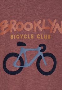 Kastanienbrauner Stoff mit "BROOKLYN BICYCLE CLUB" in Orange und Gold. Grafik eines blauen Fahrrads, umrahmt von Dunkelblau, mit zwei schwarzen Rädern.
