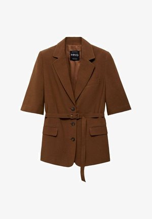 Hnedý blázon s krátkym rukávom vyrobený z textúrovanej látky, s jedným tlačidlom vpredu, opaskom v páse a dvoma prednými vreckami.