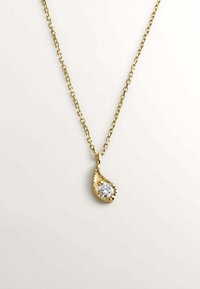 Collar de oro con un colgante en forma de lágrima que presenta una gran gema transparente, detalle texturizado a lo largo del borde y una cadena enlazada.