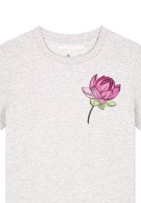 Lichtgrijze katoenen t-shirt met een roze lotusbloem graphic en groene bladeren, geplaatst op de linker borstzijde.