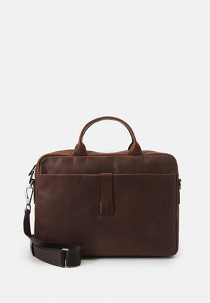 Briefcase in pelle marrone con una texture liscia, doppie maniglie e una tracolla regolabile. Presenta un pannello frontale con una fibbia e dettagli del logo.