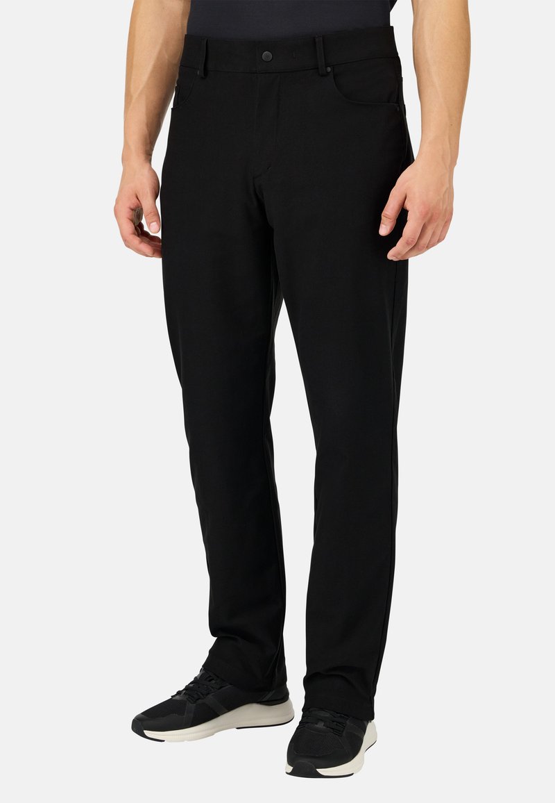 Pantalones negros de un tejido suave, con un diseño clásico, cinco bolsillos, pasadores para cinturón y un cierre de botón en la cintura.
