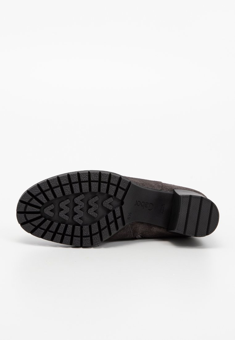 Grau Wildleder-Stiefelette mit Gummisohle, die über ein strukturiertes Profilmuster, ein geprägtes Logo und einen Blockabsatz für zusätzliche Stabilität verfügt.