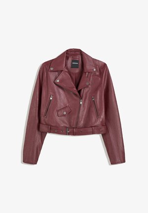 Giubbotto biker in pelle borgogna con zip asimmetrica, lunghezza cropped, colletti a scatto e due tasche frontali con zip.