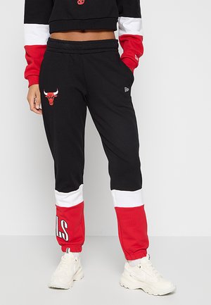Schwarze Jogginghosen mit roten und weißen Akzenten, mit einem Bulls-Logo am linken Oberschenkel und "LS"-Text am Unterschenkel. Weicher Stoff, elastischer Bund.