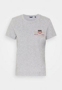 Grau Baumwoll-T-Shirt mit Rundhalsausschnitt, kurzen Ärmeln und einem bedruckten Logo mit roten Streifen sowie Text in Gelb und Schwarz.