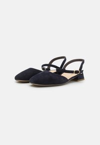 Tamsiai mėlyni zomšiniai slingback balerinos su smailiais pirštais, dviem dirželiais ir mažais blokuotais kulniukais stabilumui. Visas paviršius lygus.