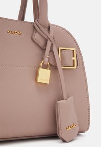 Roze gestructureerde handtas van textuurmateriaal, met gouden accenten waaronder een hangslot en een label met de merknaam ALDO.
