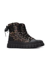 Zapatillas altas de charol con estampado de leopardo, cordones negros, puntera de goma y suela gruesa negra con un diseño estriado. Detalle de cordones en la parte trasera.