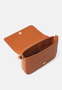 Brun læder crossbody taske med en glat overflade, slank rektangulær form, guld trykknaplukning og indvendige rumdetaljer.