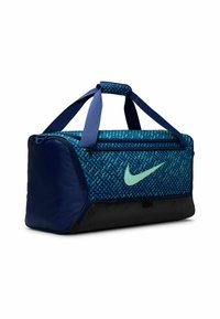 Marineblauwe sporttas met een gestructureerd turkoois patroon, zwarte bodem, Nike-logo in lichtblauw, dubbele handvatten en ritssluiting.