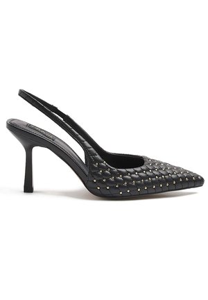 Czarny pikowany but na wysokim cienkim obcasie typu slingback, z ostrym noskiem i małymi złotymi ćwiekami na białym tle.