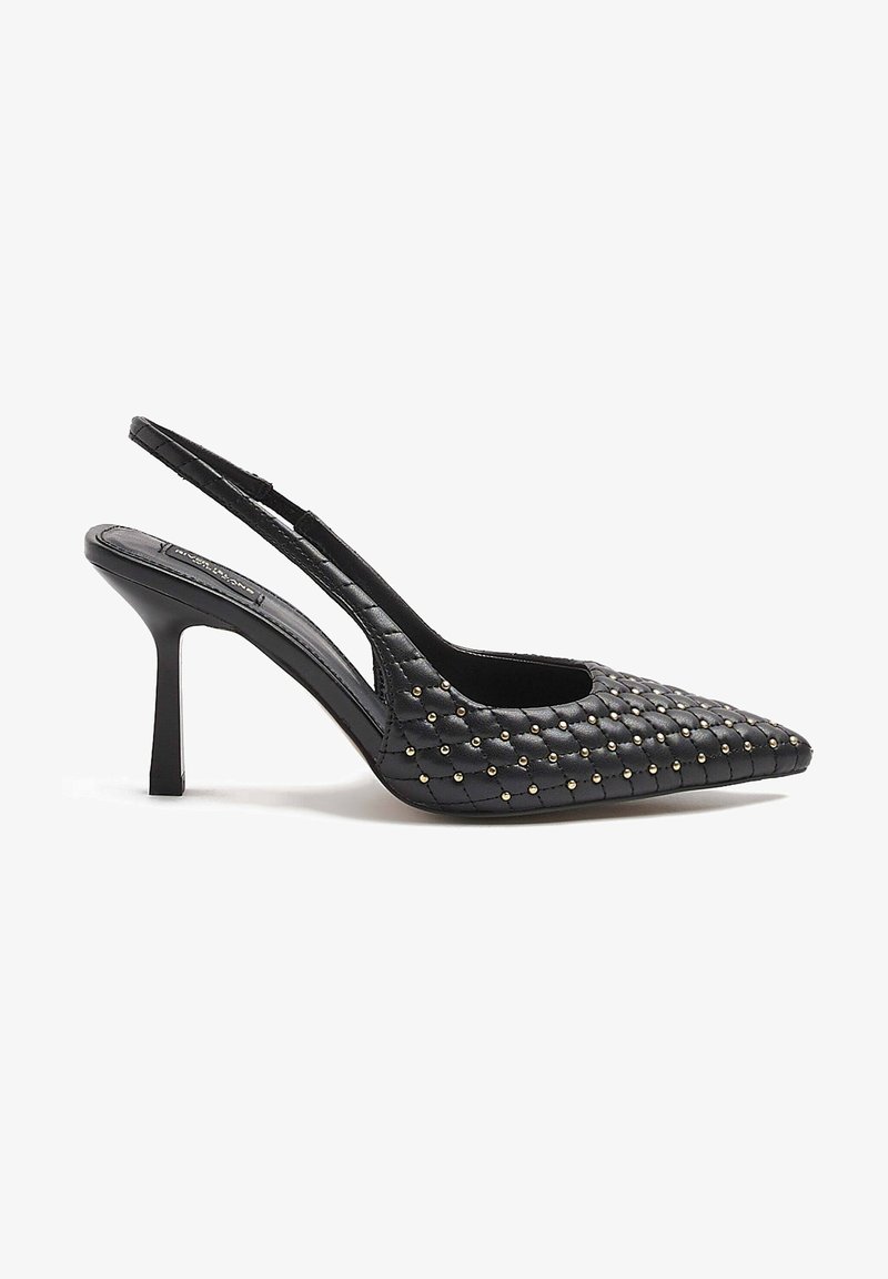 Chaussure à talon haut slingback noir matelassé avec bout pointu, petits clous dorés et talon fin sur fond blanc.