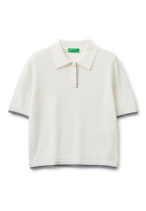 Polo blanc en maille à manches courtes, avec trois boutons blancs, col pointu et bordure grise aux manches et à l'ourlet.