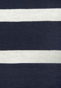 Tummansininen kangas vaaleilla vaakaraidoilla. Materiaali on uritettu, mikä tarjoaa tekstuurisen ilmeen.