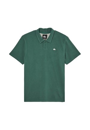 Dunkelgrünes kurzärmeliges Poloshirt mit zwei Knöpfen und kleinem weißen Logo auf der linken Brust, flach auf weißem Hintergrund liegend.