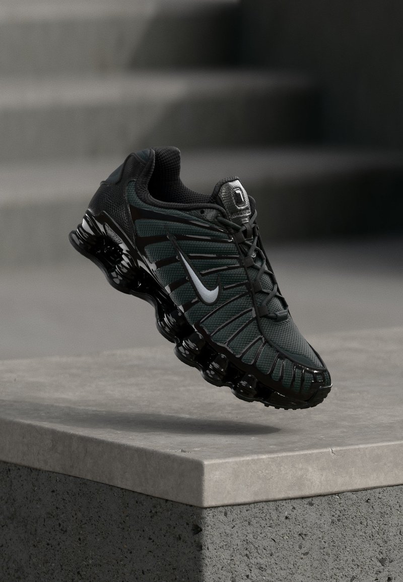 Nike Sportswear SHOX TL Treni u Apavi Anthracite wolf Grey black nike-sportswear-shox-tl-treni-u-apavi-anthracite-wolf-grey-black