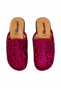 Pantofole con stampa leopardata rosa, dalla consistenza morbida, design con retro aperto e soletta imbottita. Logo del marchio visibile sulla soletta.