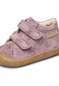 Chaussure pour enfants en suede rose avec deux bandes Velcro, dotée d'une semelle en caoutchouc texturée et de motifs croisés métalliques dorés sur le dessus.