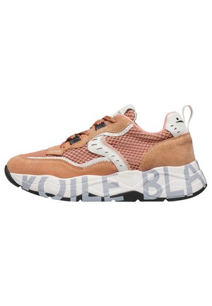 Sneaker chunky in pelle scamosciata pesca e mesh, con dettagli bianchi, lacci marroni e suola spessa bianca con grande tipografia grigia.