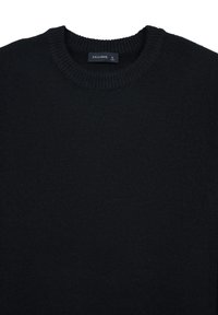 Schwarzer Strickpullover mit rundem Ausschnitt und gerippten Details am Kragen. Das Etikett trägt die Aufschrift "CALLIOPE L" und befindet sich im Ausschnitt.