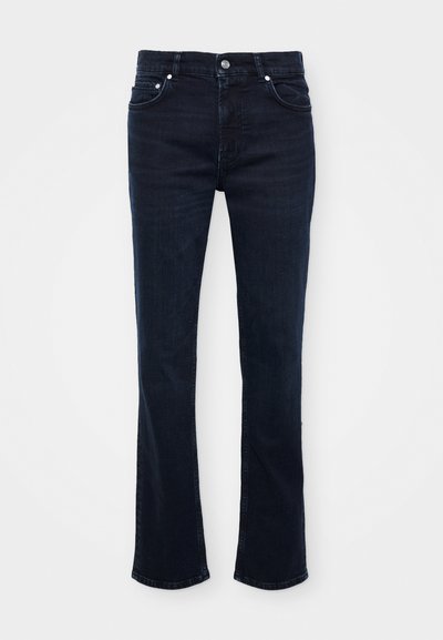 Tummansiniset, levenevät farkut, jotka on valmistettu denimestä ja joissa on etupainike, viisi taskua sekä siistit linjat hienovaraisella ompelulla.