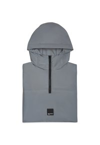 Giacca pullover grigia con cappuccio, mezzo zip davanti e un patch nero all'orlo. Realizzata in materiale leggero e liscio.
