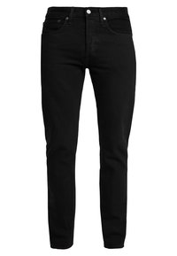 Jeans de mezclilla negra con corte recto, que cuentan con cinco bolsillos, cremallera en la bragueta y herrajes metálicos para el cierre. Textura suave en toda su superficie.