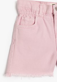 Shorts de mezclilla rosa con dobladillo deshilachado, cinturilla elástica y bolsillos laterales. Fabricados con un tejido resistente de textura sarga.
