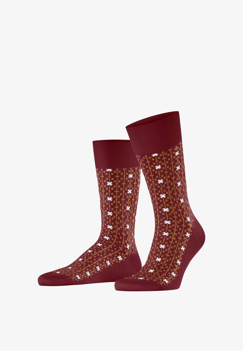 Chaussettes bordeaux avec un motif en grille marron et des formes blanches en étoile, avec des bordures, talon et pointe côtelés, présentées côte à côte.