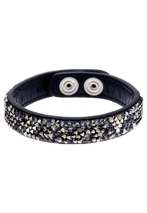 Schwarzes Lederarmband mit silbernen und schwarzen pyramidenförmigen Nieten und zwei silbernen Druckknöpfen.