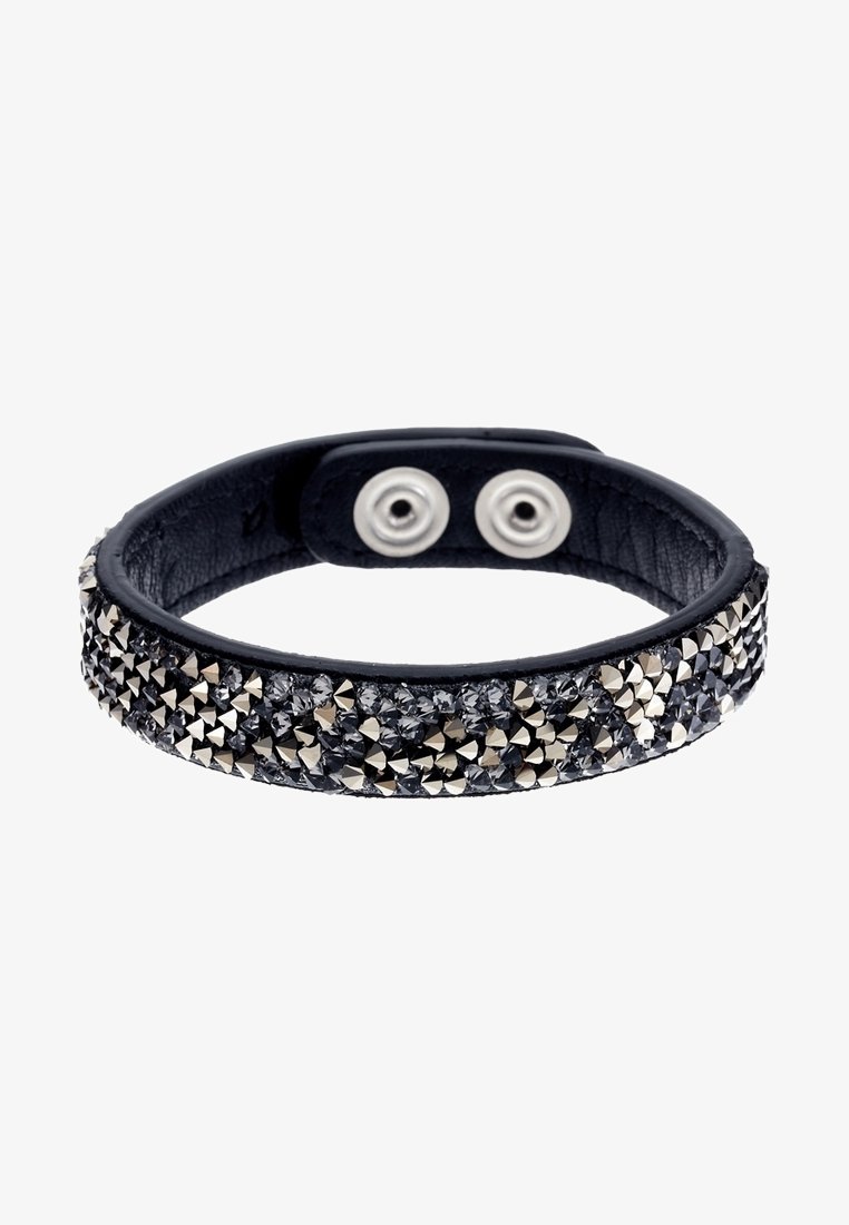 Bracelet en cuir noir avec des clous en forme de pyramide argentés et noirs et deux fermetures à boutons-pression argentés.