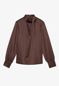 Blusa in satin marrone a maniche lunghe con colletto alto, caratterizzata da un dettaglio a torsione nella parte anteriore e polsini arricciati sulle maniche.