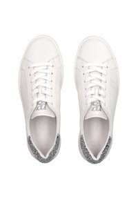 Witte leren sneakers met een gladde afwerking, voorzien van zilveren glitters op de hiel en geperforeerde details. Vetersluiting aan de voorkant.