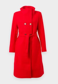 Cappotto rosso doppiopetto con colletto alto, vita cinturata e due tasche anteriori. Realizzato in tessuto liscio con una silhouette pulita e dettagli minimi.