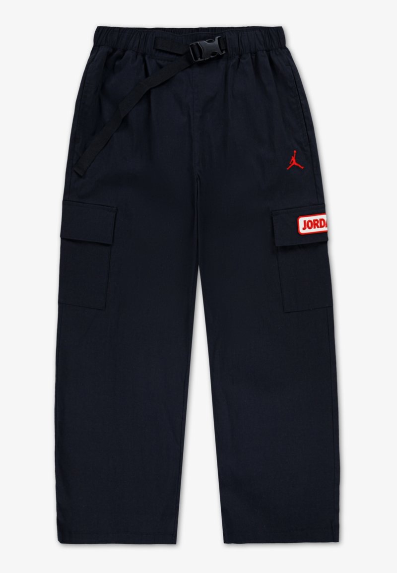 Pantalon cargo noir avec ceinture réglable, taille élastique, poches latérales, logo Jumpman rouge et écusson "Jordan" sur la poche de la jambe droite.