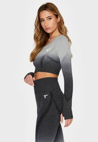 Grå ombre sports crop top og højtaljede leggings, lavet af glat, tekstureret stof med logodetalje, med lange ærmer og tommelfingerhuller.