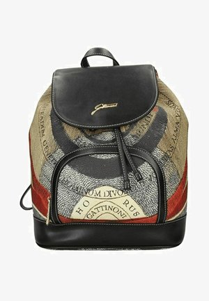 Zaino in pelle nera e tessuto con motivo, dotato di chiusura a patta, coulisse e accessori decorativi in oro. Presenta colori vivaci e design testuali.