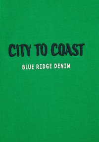 Zielony materiał z czarno-białym haftowanym napisem: "CITY TO COAST" w wyraźnej czcionce oraz "BLUE RIDGE DENIM" w jaśniejszej czcionce poniżej.